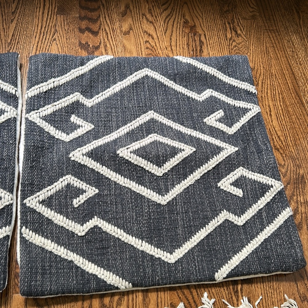 Two pillow covers (no inserts) - Picture 2 of 7